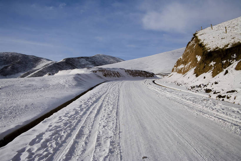 横图,彩色,室外,旅游,山脉,田园,雪,公路,中国,亚洲,覆盖,脚印,图片,大地,雪地,冬天,辽阔,白雪,痕迹,冰冻,蓝天,天空,自然,天,广阔,寒冷,摄影,足迹,清新,自然风光,参观,东亚,甘肃省,中华人民共和国,开阔,行踪,脚迹,甘南,旅行,游览,bj174