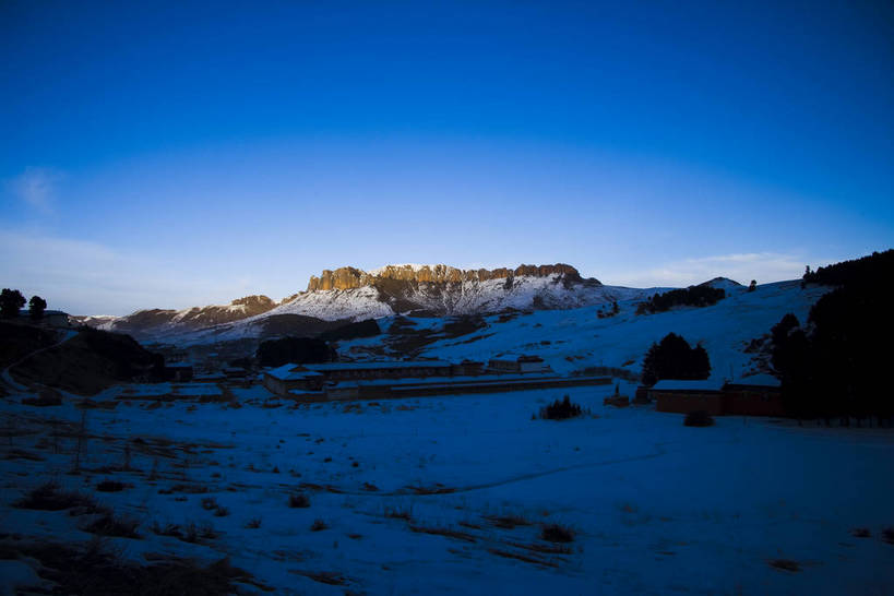 寺庙,横图,彩色,室外,旅游,名胜古迹,标志建筑,地标,建筑,中国,亚洲,朝拜,节日,民俗,图片,文化遗产,雪景,冬天,建筑群,宏伟,文化,建设,虔诚,蓝色,天空,天,祈祷,健康,气派,许愿,摄影,宗教,佛教,信仰,古代建筑,纪念,祈求,祭祀,中国文化,参观,东亚,甘肃省,藏传佛教,郎木寺,中华人民共和国,甘南,释教,平安,旅行,游览,庙,寺,传统文化,bj174