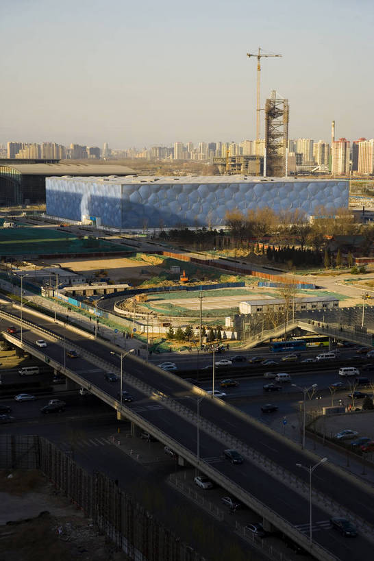 公园,竖图,彩色,室外,白天,旅游,度假,商务,办公楼,美景,名胜古迹,城市风光,标志建筑,城市,道路,地标,建筑,街道,摩天大楼,汽车,北京,中国,亚洲,行人,繁华,清澈,遗迹,图片,景观,建筑群,交通,首都,古迹,文物,娱乐,建设,现代,古建筑,现代建筑,蓝天,天空,天,享受,休闲,旅游胜地,景色,放松,竖,金融,运输,摄影,经济,游泳馆,小汽车,矗立,耸立,玻璃幕墙,贸易,古文明,东亚,发展,中华人民共和国,北京市,京,北平,华北地区,朝阳区,挺立,繁荣,进步,发达,明澈,清彻,清亮,马路,彩图,商业,高楼,北京奥林匹克公园,奥运会,国家游泳中心,水立方,国家游泳馆,bj174