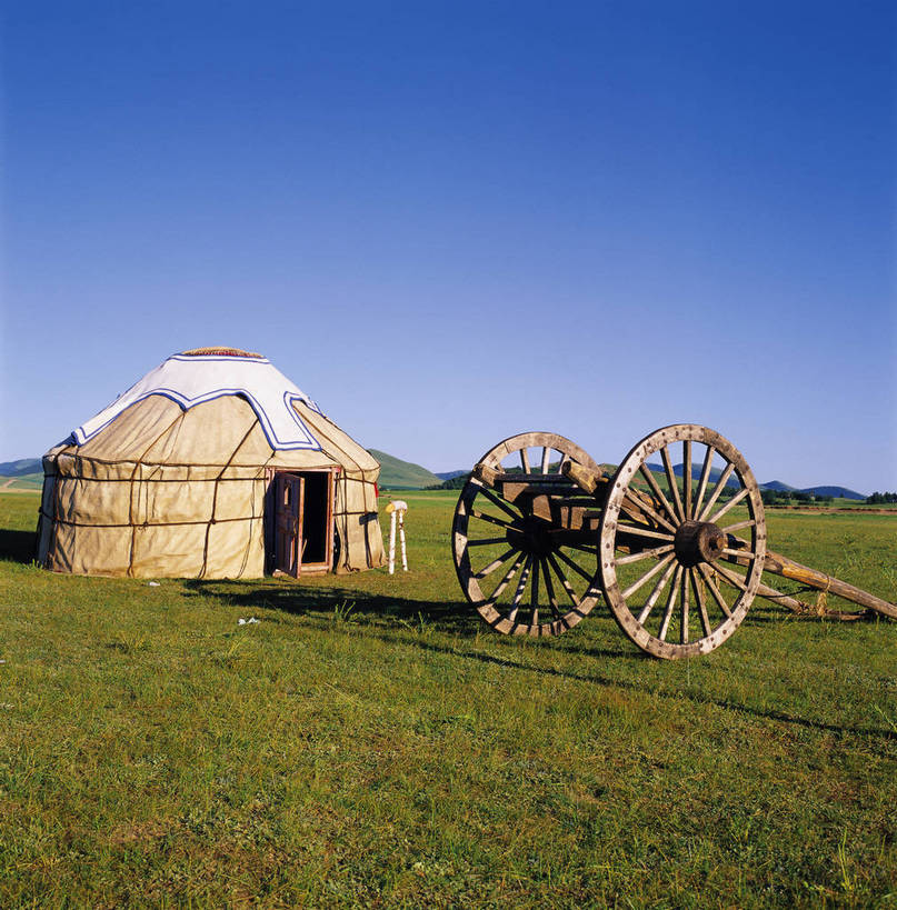 竖图,彩色,室外,白天,旅游,度假,草地,草原,名胜古迹,标志建筑,地标,建筑,中国,亚洲,遗迹,图片,古迹,文物,娱乐,建设,古建筑,车,自然,夏天,享受,休闲,远景,旅游胜地,放松,竖,摄影,矗立,耸立,古文明,东亚,蒙古包,内蒙古,挺立,旅行,bj174