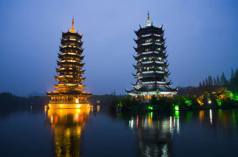 横图,室外,旅游,度假,湖,名胜古迹,标志建筑,地标,建筑,夜景,桂林,中国,亚洲,遗迹,民俗,景观,文化遗产,建筑群,灯光,古典,古迹,文物,娱乐,建设,古建筑,民居,特色,古镇,享受,休闲,灿烂,旅游胜地,景色,放松,人文景观,古塔,象山,广西,中国文化,古文明,东亚,杉湖,广西壮族自治区,中华人民共和国,桂林市,灯火辉煌,民族建筑,古代文明,象山区,秀峰区,江,旅行,传统文化,桂林山水,桂林日月塔,榕杉湖,榕杉湖景区,金塔银塔,情侣塔,bj174