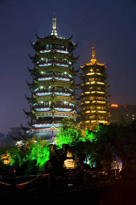 竖图,室外,旅游,度假,湖,名胜古迹,标志建筑,地标,建筑,夜景,桂林,中国,亚洲,遗迹,民俗,景观,文化遗产,建筑群,灯光,古典,古迹,文物,娱乐,建设,古建筑,民居,特色,古镇,享受,休闲,灿烂,旅游胜地,景色,放松,竖,人文景观,古塔,象山,广西,矗立,中国文化,耸立,古文明,东亚,杉湖,广西壮族自治区,中华人民共和国,桂林市,灯火辉煌,挺立,民族建筑,古代文明,象山区,秀峰区,江,旅行,传统文化,桂林山水,桂林日月塔,榕杉湖,榕杉湖景区,金塔银塔,情侣塔,bj174