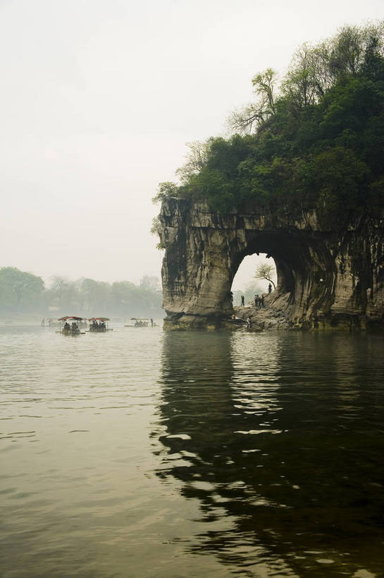 渔夫,竖图,彩色,室外,白天,旅游,度假,美景,名胜古迹,山,标志建筑,地标,建筑,桂林,中国,亚洲,遗迹,景观,渔船,古迹,文物,娱乐,建设,古建筑,江水,游船,自然,享受,休闲,旅游胜地,放松,竖,摄影,象山,广西,矗立,美好,自然风光,耸立,古文明,东亚,漓江,中华人民共和国,挺立,江,旅行,bj174