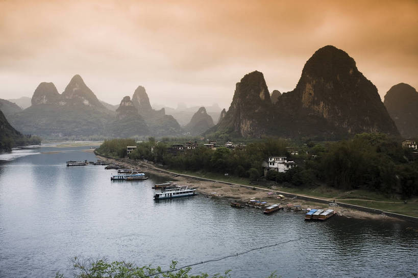 横图,彩色,室外,白天,旅游,度假,美景,名胜古迹,山,标志建筑,地标,建筑,桂林,中国,亚洲,遗迹,景观,渔船,古迹,文物,娱乐,建设,古建筑,江水,游船,自然,享受,休闲,旅游胜地,放松,摄影,广西,美好,自然风光,古文明,东亚,漓江,中华人民共和国,兴坪,江,旅行,bj174