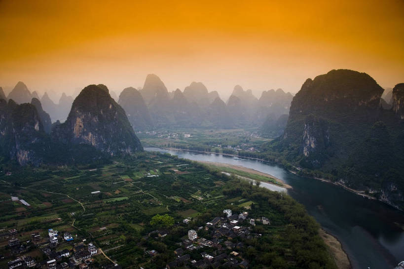 横图,彩色,室外,白天,旅游,度假,美景,名胜古迹,山,标志建筑,地标,建筑,桂林,中国,亚洲,遗迹,景观,渔船,古迹,文物,娱乐,建设,古建筑,江水,游船,自然,享受,休闲,旅游胜地,放松,摄影,广西,美好,自然风光,古文明,东亚,漓江,中华人民共和国,兴坪,江,旅行,bj174