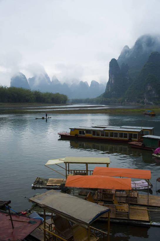 竖图,彩色,室外,白天,旅游,度假,美景,名胜古迹,山,标志建筑,地标,建筑,桂林,中国,亚洲,遗迹,景观,渔船,古迹,文物,娱乐,建设,古建筑,江水,游船,自然,享受,休闲,旅游胜地,放松,竖,摄影,广西,矗立,美好,自然风光,耸立,古文明,东亚,漓江,中华人民共和国,挺立,兴坪,江,旅行,bj174