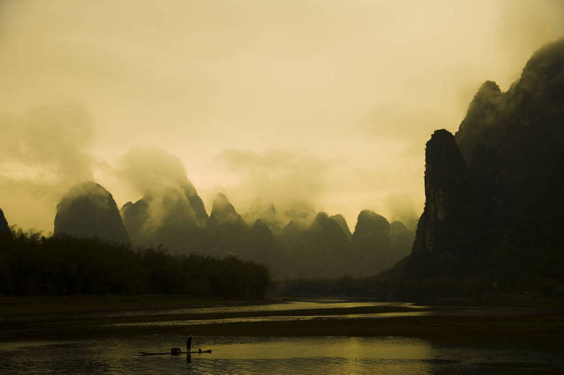 横图,彩色,室外,白天,旅游,度假,美景,名胜古迹,山,标志建筑,地标,建筑,桂林,中国,亚洲,遗迹,景观,渔船,古迹,文物,娱乐,建设,古建筑,江水,游船,自然,享受,休闲,旅游胜地,放松,摄影,广西,美好,自然风光,古文明,东亚,漓江,中华人民共和国,兴坪,江,旅行,bj174