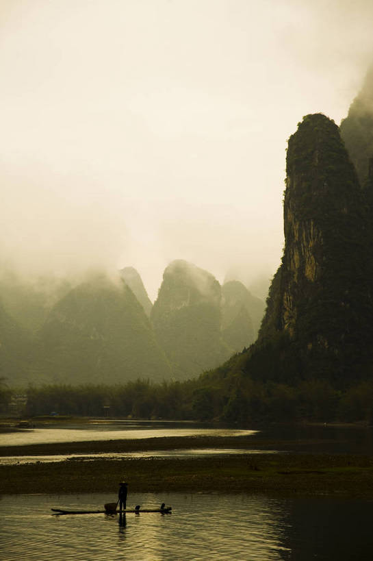 竖图,彩色,室外,白天,旅游,度假,美景,名胜古迹,山,标志建筑,地标,建筑,桂林,中国,亚洲,遗迹,景观,渔船,古迹,文物,娱乐,建设,古建筑,江水,游船,自然,享受,休闲,旅游胜地,放松,竖,摄影,广西,矗立,美好,自然风光,耸立,古文明,东亚,漓江,中华人民共和国,挺立,兴坪,江,旅行,bj174