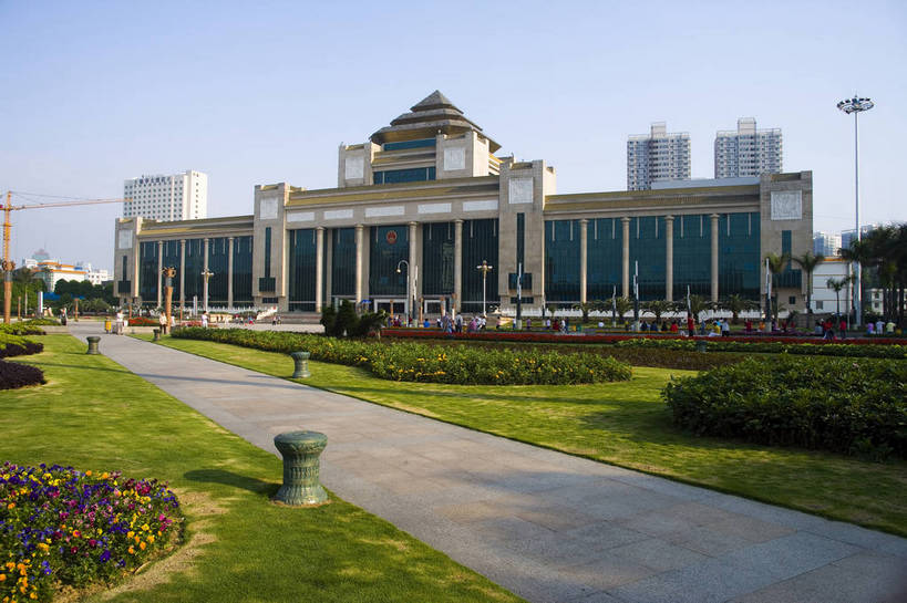 人民大会堂,横图,彩色,室外,白天,旅游,度假,名胜古迹,天际线,城市风光,标志建筑,城市,道路,地标,建筑,路,公路,中国,亚洲,遗迹,景观,建筑群,交通,都市,古迹,文物,娱乐,建设,现代,古建筑,现代建筑,享受,休闲,旅游胜地,放松,运输,摄影,经济,广西,古文明,东亚,发展,南宁,中华人民共和国,繁荣,进步,发达,马路,旅行,bj174