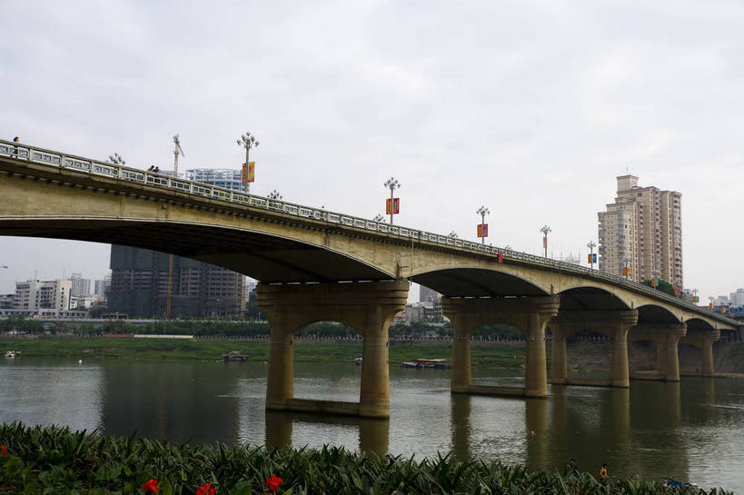 横图,俯视,彩色,室外,白天,旅游,度假,名胜古迹,城市风光,标志建筑,城市,道路,地标,建筑,中国,亚洲,遗迹,景观,建筑群,桥,交通,都市,古迹,文物,娱乐,建设,现代,古建筑,现代建筑,享受,休闲,旅游胜地,放松,运输,摄影,经济,广西,古文明,东亚,发展,南宁,广西壮族自治区,首府,中华人民共和国,桂,华南地区,南宁市,繁荣,进步,发达,旅行,邕江,中兴大桥,bj174