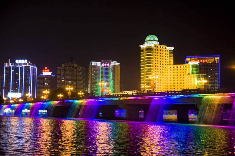 横图,彩色,室外,旅游,度假,名胜古迹,城市风光,标志建筑,城市,道路,地标,建筑,夜景,中国,亚洲,遗迹,景观,建筑群,灯光,交通,都市,古迹,文物,娱乐,建设,现代,古建筑,现代建筑,享受,休闲,灿烂,旅游胜地,放松,运输,摄影,经济,广西,古文明,东亚,发展,南宁,广西壮族自治区,首府,中华人民共和国,桂,华南地区,南宁市,灯火辉煌,繁荣,进步,发达,旅行,青秀区,邕江,南湖大桥,bj174