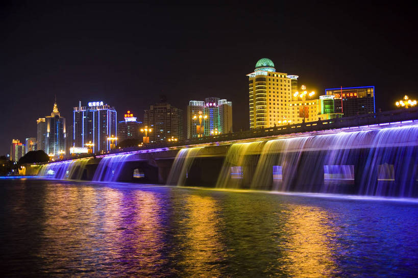 横图,彩色,室外,旅游,度假,名胜古迹,城市风光,标志建筑,城市,道路,地标,建筑,夜景,中国,亚洲,遗迹,景观,建筑群,灯光,交通,都市,古迹,文物,娱乐,建设,现代,古建筑,现代建筑,享受,休闲,灿烂,旅游胜地,放松,运输,摄影,经济,广西,古文明,东亚,发展,南宁,广西壮族自治区,首府,中华人民共和国,桂,华南地区,南宁市,灯火辉煌,繁荣,进步,发达,旅行,青秀区,邕江,南湖大桥,bj174