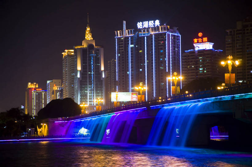 横图,彩色,室外,旅游,度假,名胜古迹,城市风光,标志建筑,城市,道路,地标,建筑,夜景,中国,亚洲,遗迹,景观,建筑群,灯光,交通,都市,古迹,文物,娱乐,建设,现代,古建筑,现代建筑,享受,休闲,灿烂,旅游胜地,放松,运输,摄影,经济,广西,古文明,东亚,发展,南宁,广西壮族自治区,首府,中华人民共和国,桂,华南地区,南宁市,灯火辉煌,繁荣,进步,发达,旅行,青秀区,邕江,南湖大桥,bj174