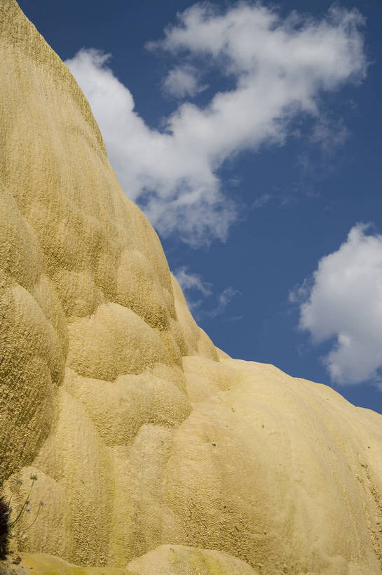 竖图,彩色,旅游,度假,名胜古迹,山,标志建筑,地标,建筑,中国,亚洲,遗迹,景观,云,古迹,文物,娱乐,建设,古建筑,云南,天空,自然,享受,休闲,旅游胜地,景色,放松,竖,摄影,地理,矗立,自然风光,耸立,古文明,东亚,地貌,中华人民共和国,挺立,旅行,地质,白水台,bj174