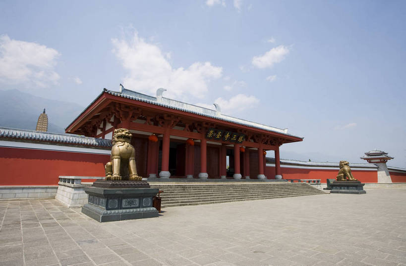 横图,室外,白天,旅游,度假,名胜古迹,标志建筑,地标,建筑,大理,中国,亚洲,遗迹,民俗,景观,文化遗产,建筑群,古典,古迹,文物,娱乐,建设,古建筑,云南,特色,古镇,享受,休闲,旅游胜地,景色,放松,人文景观,中国文化,古文明,东亚,中华人民共和国,民族建筑,古代文明,旅行,传统文化,三塔,bj174