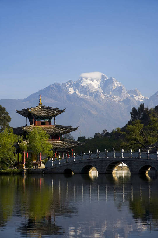 竖图,室外,白天,旅游,度假,名胜古迹,山,水,阁楼,标志建筑,地标,建筑,中国,亚洲,遗迹,民俗,亭子,景观,文化遗产,建筑群,桥,古典,潭,古迹,文物,娱乐,建设,古建筑,石桥,云南,特色,古镇,黑龙潭,玉龙雪山,潭水,凉亭,享受,休闲,远景,旅游胜地,景色,放松,竖,人文景观,矗立,中国文化,耸立,古文明,东亚,中华人民共和国,挺立,民族建筑,古代文明,旅行,传统文化,bj174