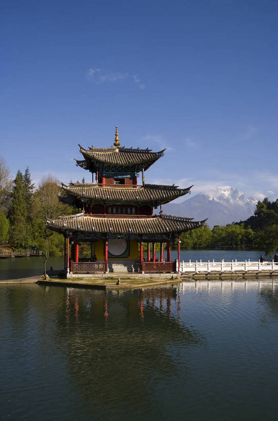 竖图,室外,白天,旅游,度假,名胜古迹,山,水,阁楼,标志建筑,地标,建筑,中国,亚洲,遗迹,民俗,亭子,景观,文化遗产,建筑群,桥,古典,潭,古迹,文物,娱乐,建设,古建筑,石桥,云南,特色,古镇,黑龙潭,玉龙雪山,潭水,凉亭,享受,休闲,远景,旅游胜地,景色,放松,竖,人文景观,矗立,中国文化,耸立,古文明,东亚,中华人民共和国,挺立,民族建筑,古代文明,旅行,传统文化,bj174