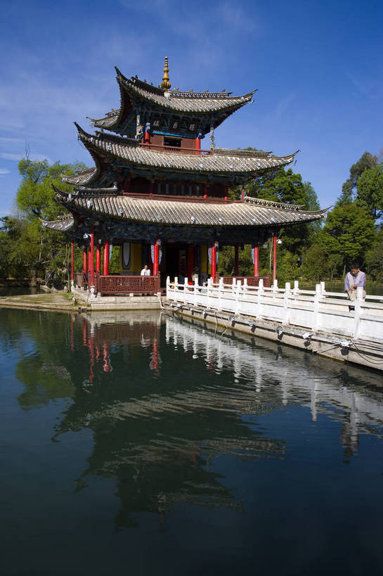 竖图,室外,白天,旅游,度假,名胜古迹,山,水,阁楼,标志建筑,地标,建筑,中国,亚洲,遗迹,民俗,亭子,景观,文化遗产,建筑群,桥,古典,潭,古迹,文物,娱乐,建设,古建筑,石桥,云南,特色,古镇,黑龙潭,潭水,凉亭,享受,休闲,远景,旅游胜地,景色,放松,竖,人文景观,矗立,中国文化,耸立,古文明,东亚,中华人民共和国,挺立,民族建筑,古代文明,旅行,传统文化,bj174