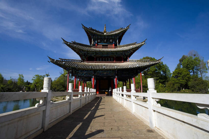 横图,室外,白天,旅游,度假,名胜古迹,山,水,阁楼,标志建筑,地标,建筑,中国,亚洲,遗迹,民俗,亭子,景观,文化遗产,建筑群,桥,古典,潭,古迹,文物,娱乐,建设,古建筑,石桥,云南,特色,古镇,黑龙潭,潭水,凉亭,享受,休闲,远景,旅游胜地,景色,放松,人文景观,中国文化,古文明,东亚,中华人民共和国,民族建筑,古代文明,旅行,传统文化,bj174