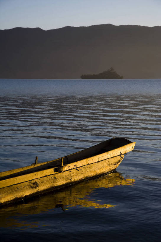 竖图,室外,白天,旅游,度假,湖,名胜古迹,山,标志建筑,地标,建筑,船,中国,亚洲,遗迹,民俗,景观,渔船,古迹,文物,娱乐,建设,古建筑,云南,特色,水库,白云,天空,自然,湖水,天,享受,休闲,旅游胜地,景色,放松,竖,人文景观,矗立,远山,中国文化,自然风光,耸立,古文明,东亚,泸沽湖,中华人民共和国,挺立,旅行,传统文化,bj174