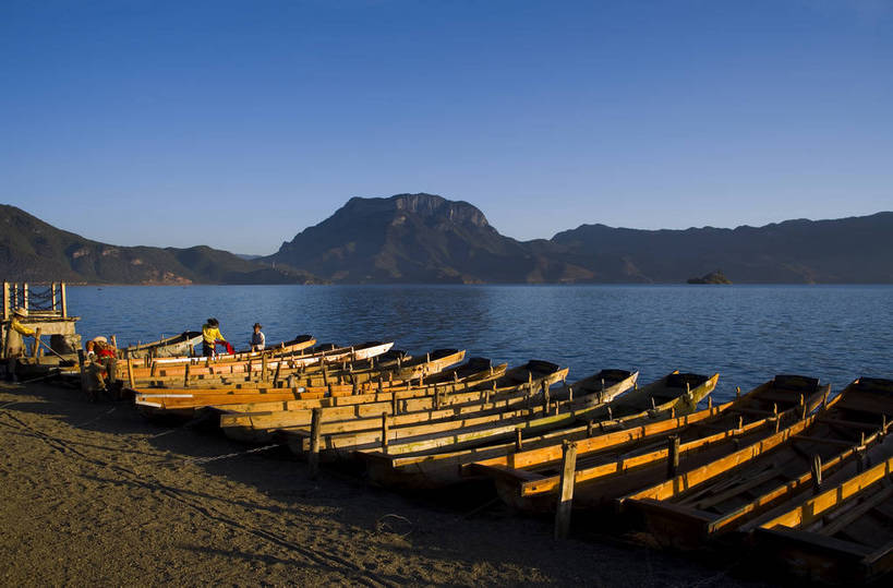 横图,室外,白天,旅游,度假,湖,名胜古迹,山,标志建筑,地标,建筑,船,中国,亚洲,遗迹,民俗,景观,渔船,古迹,文物,娱乐,建设,古建筑,云南,特色,水库,白云,天空,自然,湖水,天,享受,休闲,旅游胜地,景色,放松,人文景观,远山,中国文化,自然风光,古文明,东亚,泸沽湖,中华人民共和国,旅行,传统文化,bj174