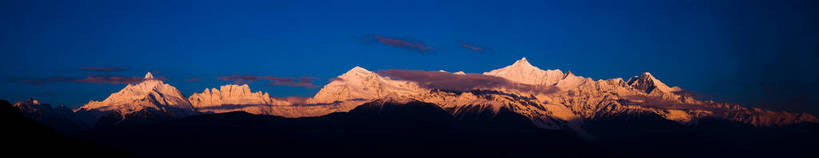 横图,全景,彩色,室外,白天,旅游,度假,名胜古迹,山,雪山,标志建筑,地标,建筑,香格里拉,中国,亚洲,遗迹,景观,山顶,古迹,文物,娱乐,建设,古建筑,金顶,梅里雪山,云南,自然,享受,休闲,远景,旅游胜地,景色,放松,摄影,地理,自然风光,古文明,东亚,地貌,德钦县,中华人民共和国,旅行,地质,bj174