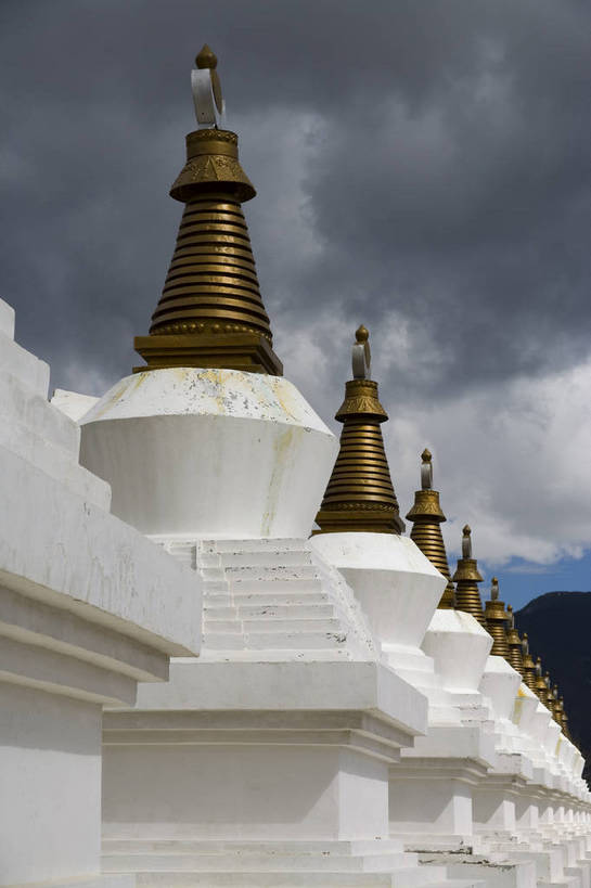 竖图,彩色,室外,特写,白天,旅游,度假,名胜古迹,标志建筑,地标,建筑,香格里拉,中国,亚洲,节日,遗迹,民俗,文化遗产,塔,古迹,文化,文物,娱乐,建设,古建筑,梅里雪山,云南,佛塔,特色,白色,祈祷,享受,休闲,健康,旅游胜地,放松,竖,许愿,摄影,宗教,人文景观,佛教,信仰,纪念,祈求,矗立,中国文化,耸立,古文明,东亚,喇嘛教,藏传佛教,德钦县,中华人民共和国,挺立,释教,古代文明,平安,旅行,藏语系佛教,传统文化,西藏佛教,bj174