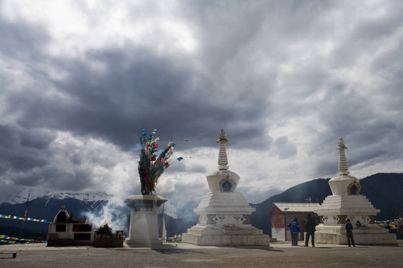 横图,彩色,室外,特写,白天,旅游,度假,名胜古迹,标志建筑,地标,建筑,香格里拉,中国,亚洲,节日,遗迹,民俗,文化遗产,塔,古迹,文化,文物,娱乐,建设,古建筑,梅里雪山,云南,经幡,佛塔,特色,白色,祈祷,享受,休闲,健康,旅游胜地,放松,许愿,摄影,宗教,人文景观,佛教,信仰,纪念,祈求,中国文化,古文明,东亚,喇嘛教,藏传佛教,德钦县,中华人民共和国,释教,古代文明,平安,旅行,藏语系佛教,传统文化,西藏佛教,bj174