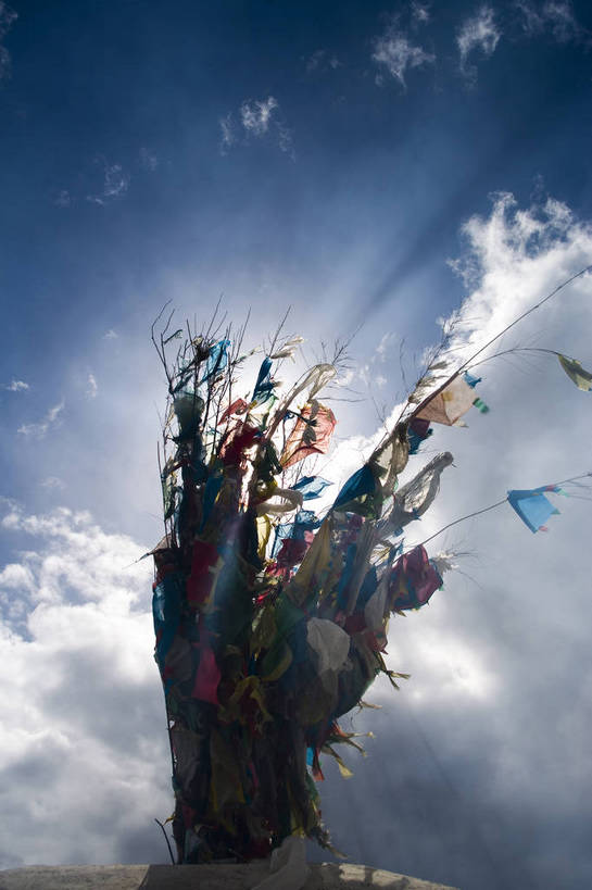 竖图,彩色,室外,特写,白天,旅游,度假,名胜古迹,标志建筑,地标,建筑,香格里拉,中国,亚洲,节日,遗迹,民俗,文化遗产,塔,古迹,文化,文物,娱乐,建设,古建筑,梅里雪山,云南,经幡,佛塔,特色,白色,祈祷,享受,休闲,健康,旅游胜地,放松,竖,许愿,摄影,宗教,人文景观,佛教,信仰,纪念,祈求,矗立,中国文化,耸立,古文明,东亚,喇嘛教,藏传佛教,德钦县,中华人民共和国,挺立,释教,古代文明,平安,旅行,藏语系佛教,传统文化,西藏佛教,bj174