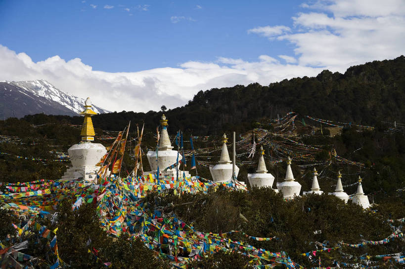 横图,彩色,室外,特写,白天,旅游,度假,名胜古迹,标志建筑,地标,建筑,香格里拉,中国,亚洲,节日,遗迹,民俗,文化遗产,塔,古迹,文化,文物,娱乐,建设,古建筑,梅里雪山,云南,经幡,佛塔,特色,白色,祈祷,享受,休闲,健康,旅游胜地,放松,许愿,摄影,宗教,人文景观,佛教,信仰,纪念,祈求,中国文化,古文明,东亚,喇嘛教,藏传佛教,德钦县,中华人民共和国,释教,古代文明,平安,旅行,藏语系佛教,传统文化,西藏佛教,bj174