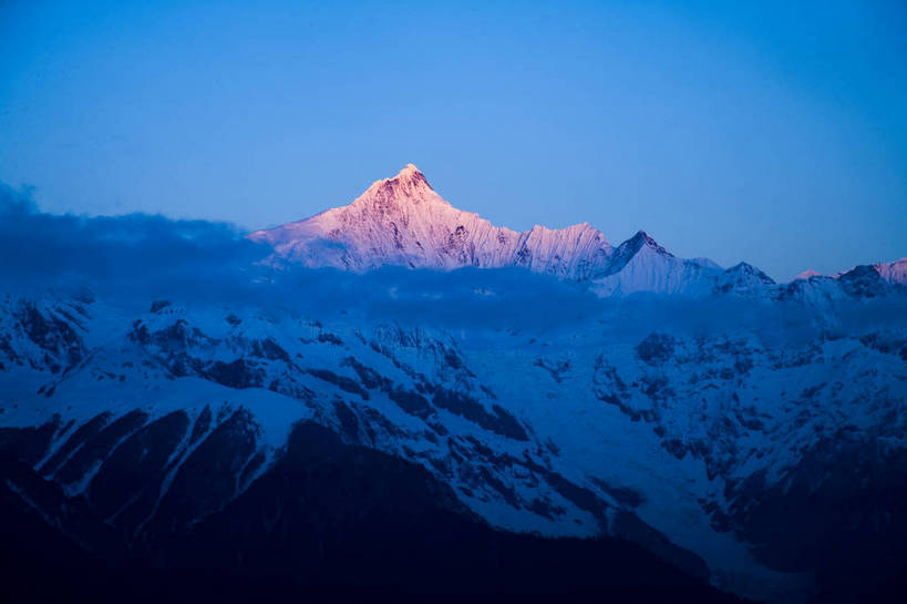 横图,彩色,室外,白天,旅游,度假,名胜古迹,山,雪山,标志建筑,地标,建筑,香格里拉,中国,亚洲,遗迹,景观,山顶,古迹,文物,娱乐,建设,古建筑,金顶,梅里雪山,云南,自然,享受,休闲,远景,旅游胜地,景色,放松,摄影,地理,自然风光,古文明,东亚,地貌,德钦县,中华人民共和国,旅行,地质,bj174