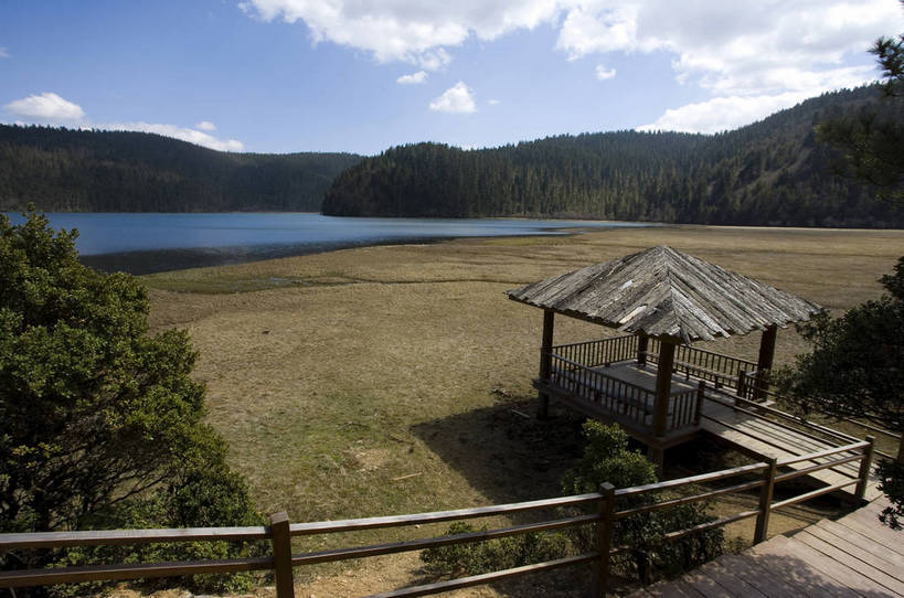 公园,木屋,横图,室外,白天,旅游,度假,湖,名胜古迹,树林,标志建筑,地标,建筑,香格里拉,中国,亚洲,遗迹,民俗,湖畔,景观,古迹,文物,娱乐,建设,古建筑,迪庆,云南,特色,水库,树,自然,湖水,享受,休闲,旅游胜地,景色,放松,人文景观,国家公园,中国文化,自然风光,古文明,东亚,中甸,迪庆藏族自治州,云南省,中华人民共和国,西南地区,滇,迪庆州,香格里拉县,普达措国家公园,旅行,小屋,传统文化,bj174