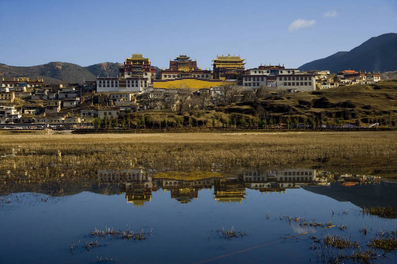 横图,彩色,室外,白天,旅游,湖,标志建筑,地标,建筑,香格里拉,中国,亚洲,民俗,湖畔,景观,文化遗产,古城,建筑群,古典,建设,迪庆,云南,民居,特色,古镇,远景,景色,摄影,人文景观,中国文化,东亚,松赞林寺,中华人民共和国,民族建筑,古代文明,旅行,传统文化,bj174