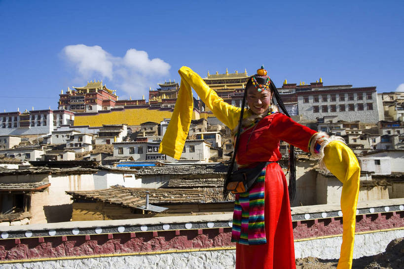 横图,彩色,室外,白天,旅游,跳舞,标志建筑,地标,建筑,香格里拉,中国,亚洲,民俗,景观,文化遗产,古城,建筑群,古典,建设,迪庆,云南,民居,少数民族,民族,特色,古镇,远景,景色,摄影,人文景观,大众,中国文化,群众,藏族,东亚,松赞林寺,中华人民共和国,民族建筑,古代文明,人民,女孩,旅行,传统文化,中国少数民族,bj174