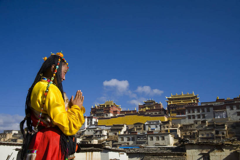 横图,彩色,室外,白天,旅游,跳舞,标志建筑,地标,建筑,香格里拉,中国,亚洲,民俗,景观,文化遗产,古城,建筑群,古典,建设,迪庆,云南,民居,少数民族,民族,特色,古镇,远景,景色,摄影,人文景观,大众,中国文化,群众,藏族,东亚,松赞林寺,中华人民共和国,民族建筑,古代文明,人民,女孩,旅行,传统文化,中国少数民族,bj174