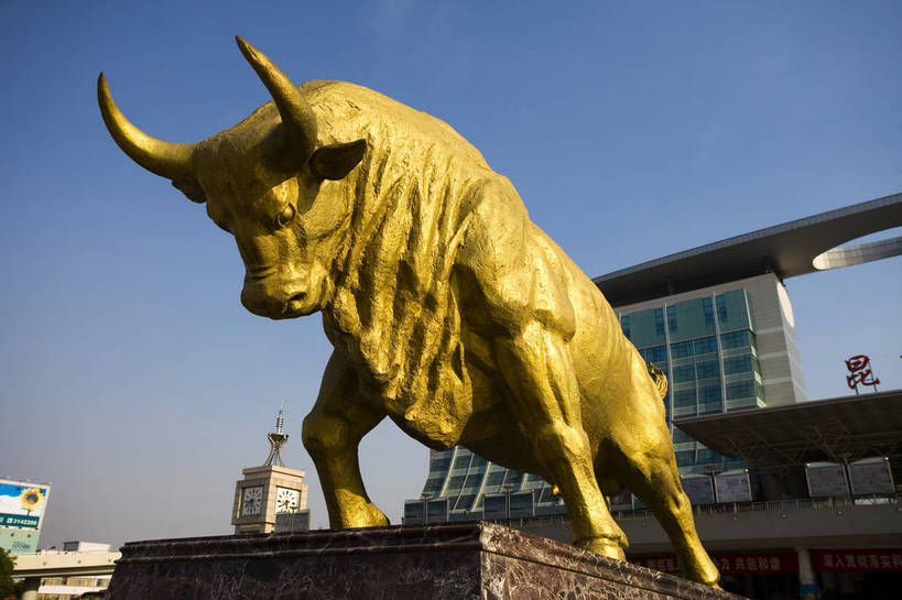 广场,火车站,横图,彩色,室外,特写,白天,旅游,城市风光,城市,建筑,车站,雕塑,昆明,中国,亚洲,游客,局部,雕像,交通,现代,现代建筑,铜牛,云南,旅客,运输,摄影,中国文化,游行,东亚,中华人民共和国,传统文化,bj174