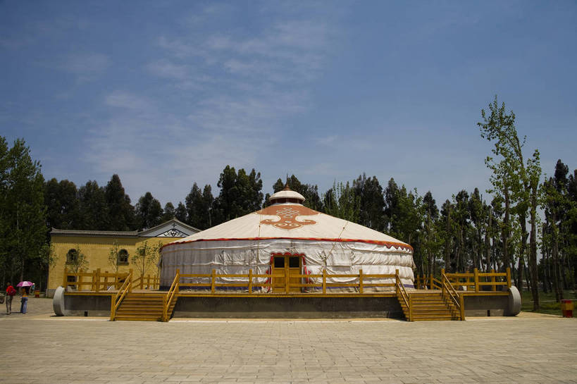 横图,彩色,室外,特写,白天,旅游,标志建筑,地标,建筑,昆明,中国,亚洲,民俗,文化遗产,建筑群,古典,建设,云南,特色,摄影,人文景观,居住,中国文化,昆明市,东亚,蒙古包,云南省,中华人民共和国,省会,西南地区,民族建筑,滇,古代文明,旅行,西山区,传统文化,云南民族村,bj174