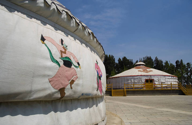 横图,彩色,室外,特写,白天,旅游,标志建筑,地标,建筑,昆明,中国,亚洲,民俗,文化遗产,建筑群,古典,建设,云南,特色,摄影,人文景观,居住,中国文化,昆明市,东亚,蒙古包,云南省,中华人民共和国,省会,西南地区,民族建筑,滇,古代文明,旅行,西山区,传统文化,云南民族村,bj174