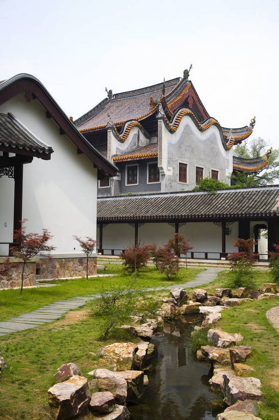 花园,竖图,彩色,室外,白天,旅游,度假,名胜古迹,标志建筑,地标,建筑,中国,亚洲,遗迹,图片,庭院,文化遗产,建筑群,古典,古迹,文物,娱乐,建设,古建筑,树木,享受,休闲,旅游胜地,放松,竖,摄影,矗立,文明,中国文化,耸立,古文明,东亚,湖南,湖南省,中华人民共和国,省会,挺立,华中地区,长沙,长沙市,湘,幽静,旅行,传统文化,岳麓山,岳麓书院,飞檐,湖南大学,岳麓区,bj174