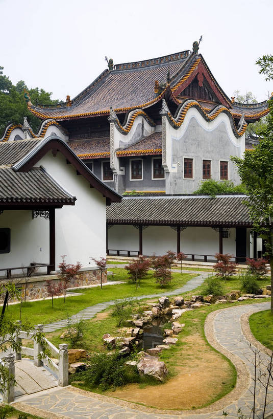 花园,竖图,彩色,室外,白天,旅游,度假,名胜古迹,标志建筑,地标,建筑,中国,亚洲,遗迹,图片,庭院,文化遗产,建筑群,古典,古迹,文物,娱乐,建设,古建筑,树木,享受,休闲,旅游胜地,放松,竖,摄影,矗立,文明,中国文化,耸立,古文明,东亚,湖南,湖南省,中华人民共和国,省会,挺立,华中地区,长沙,长沙市,湘,幽静,旅行,传统文化,岳麓山,岳麓书院,飞檐,湖南大学,岳麓区,bj174