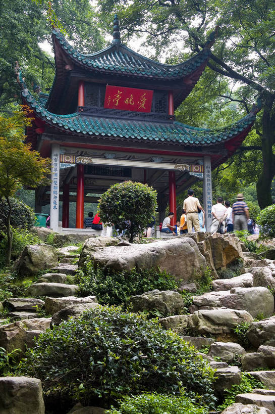 竖图,彩色,室外,白天,旅游,度假,名胜古迹,标志建筑,地标,建筑,中国,亚洲,遗迹,牌匾,图片,亭子,文化遗产,建筑群,古典,古迹,文物,娱乐,建设,古建筑,树木,凉亭,享受,休闲,汉字,旅游胜地,放松,竖,摄影,矗立,文明,中国文化,耸立,古文明,东亚,湖南,湖南省,中华人民共和国,省会,挺立,华中地区,长沙,长沙市,湘,幽静,旅行,传统文化,爱晚亭,岳麓山,岳麓书院,湖南大学,岳麓区,bj174