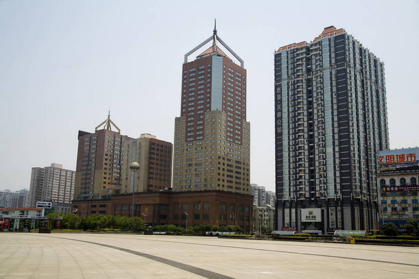 横图,室外,白天,旅游,度假,名胜古迹,城市风光,标志建筑,城市,大厦,道路,地标,建筑,中国,亚洲,遗迹,景观,建筑群,交通,都市,古迹,文物,娱乐,建设,现代,古建筑,现代建筑,享受,休闲,旅游胜地,放松,运输,经济,古文明,东亚,发展,湖南,湖南省,中华人民共和国,省会,华中地区,长沙,长沙市,湘,繁荣,进步,发达,旅行,天心区,贺龙体育场,贺龙体育文化中心,新世纪文化中心,bj174