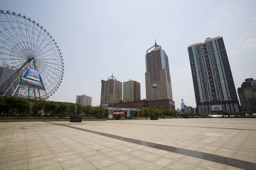 横图,室外,白天,旅游,度假,名胜古迹,城市风光,标志建筑,城市,大厦,道路,地标,建筑,中国,亚洲,遗迹,景观,建筑群,交通,都市,古迹,文物,娱乐,建设,现代,古建筑,现代建筑,享受,休闲,旅游胜地,放松,运输,经济,古文明,东亚,发展,湖南,湖南省,中华人民共和国,省会,华中地区,长沙,长沙市,湘,繁荣,进步,发达,旅行,天心区,贺龙体育场,贺龙体育文化中心,新世纪文化中心,bj174