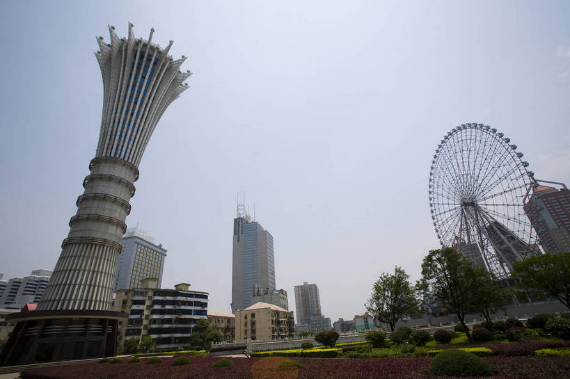 横图,室外,白天,旅游,度假,名胜古迹,城市风光,标志建筑,城市,大厦,道路,地标,建筑,中国,亚洲,遗迹,景观,建筑群,交通,都市,古迹,文物,娱乐,建设,现代,古建筑,现代建筑,享受,休闲,旅游胜地,放松,运输,经济,古文明,东亚,发展,湖南,湖南省,中华人民共和国,省会,华中地区,长沙,长沙市,湘,繁荣,进步,发达,旅行,天心区,贺龙体育场,贺龙体育文化中心,新世纪文化中心,bj174