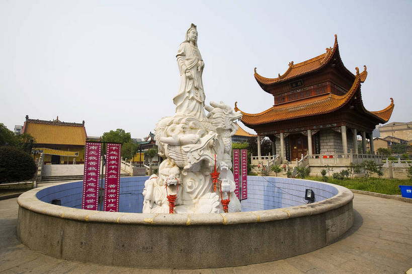 横图,彩色,室外,白天,旅游,度假,名胜古迹,标志建筑,地标,建筑,中国,亚洲,遗迹,雕像,佛像,图片,楼阁,水池,文化遗产,建筑群,古典,古迹,文物,娱乐,建设,古建筑,石雕,享受,休闲,旅游胜地,放松,摄影,文明,中国文化,古文明,东亚,菩萨,湖南,中华人民共和国,长沙,旅行,传统文化,杜甫江阁,bj174