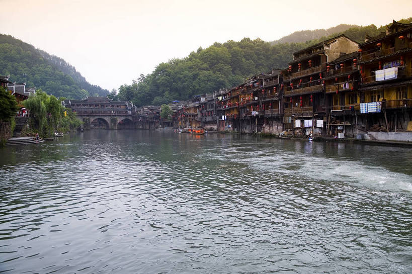 横图,彩色,室外,白天,旅游,度假,名胜古迹,山,标志建筑,地标,建筑,船,中国,亚洲,遗迹,民俗,图片,文化遗产,建筑群,古典,古迹,文物,娱乐,建设,古建筑,民居,游船,树木,古镇,享受,休闲,旅游胜地,放松,摄影,美好,文明,中国文化,古文明,东亚,湖南,凤凰镇,中华人民共和国,幽静,江,旅行,传统文化,bj174