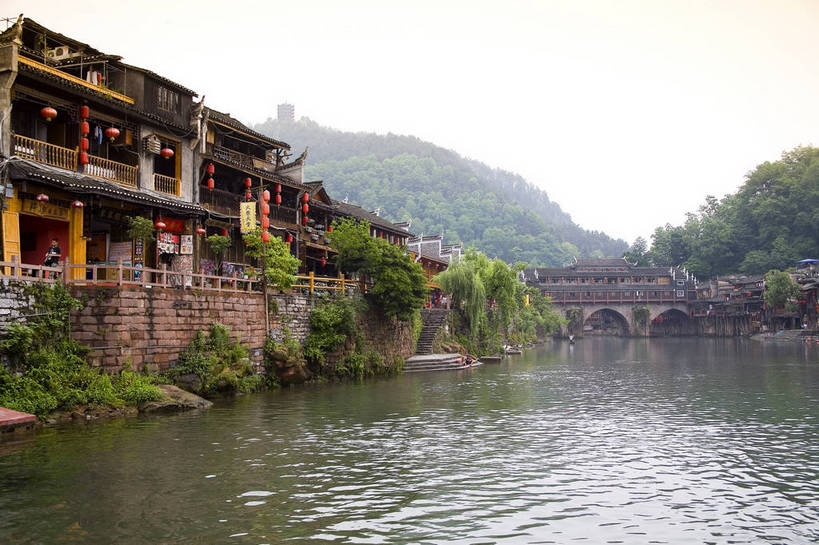 横图,彩色,室外,白天,旅游,度假,名胜古迹,山,标志建筑,地标,建筑,船,中国,亚洲,遗迹,民俗,图片,文化遗产,建筑群,古典,古迹,文物,娱乐,建设,古建筑,民居,游船,树木,古镇,享受,休闲,旅游胜地,放松,摄影,美好,文明,中国文化,古文明,东亚,湖南,凤凰镇,中华人民共和国,幽静,江,旅行,传统文化,bj174