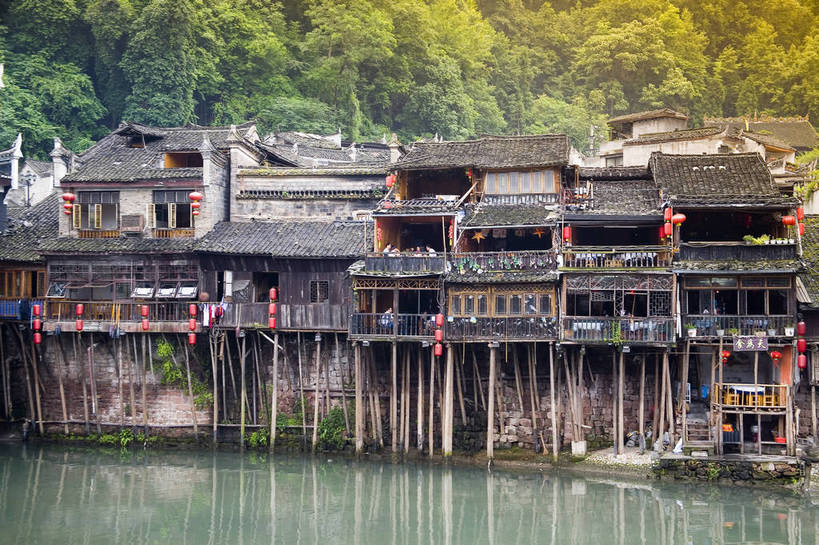 横图,彩色,室外,白天,旅游,度假,名胜古迹,山,标志建筑,地标,建筑,船,中国,亚洲,遗迹,民俗,图片,文化遗产,建筑群,古典,古迹,文物,娱乐,建设,古建筑,民居,游船,树木,古镇,享受,休闲,旅游胜地,放松,摄影,美好,文明,中国文化,古文明,东亚,湖南,凤凰镇,中华人民共和国,幽静,江,旅行,传统文化,bj174