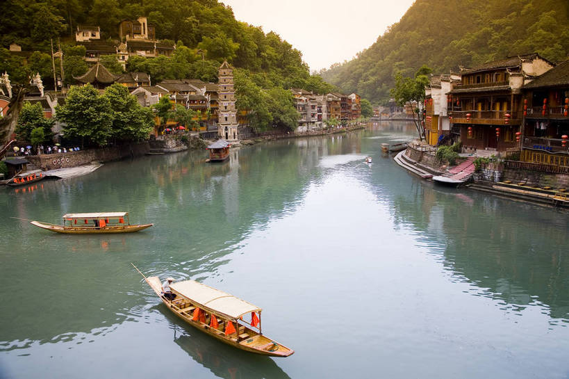 横图,彩色,室外,白天,旅游,度假,名胜古迹,山,标志建筑,地标,建筑,船,中国,亚洲,遗迹,民俗,图片,文化遗产,建筑群,塔,古典,古迹,文物,娱乐,建设,古建筑,民居,游船,树木,古镇,享受,休闲,旅游胜地,放松,摄影,古塔,美好,文明,中国文化,古文明,东亚,湖南,凤凰镇,中华人民共和国,幽静,江,旅行,传统文化,bj174