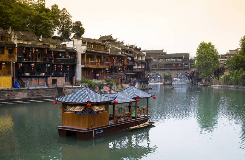 横图,彩色,室外,白天,旅游,度假,名胜古迹,山,标志建筑,地标,建筑,船,中国,亚洲,遗迹,民俗,图片,文化遗产,建筑群,古典,古迹,文物,娱乐,建设,古建筑,民居,游船,树木,古镇,享受,休闲,旅游胜地,放松,摄影,美好,文明,中国文化,古文明,东亚,湖南,凤凰镇,中华人民共和国,幽静,江,旅行,传统文化,bj174